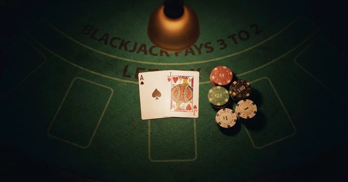 Mesa de jogo iluminada com cartas, vista de cima — estratégia de blackjack para portugueses