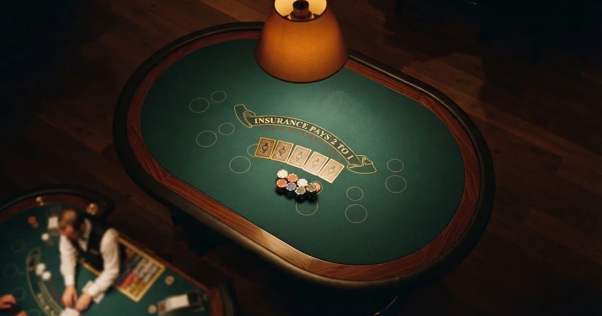 Mesa de jogo iluminada com cartas, vista de cima — jogos de casino em portugal