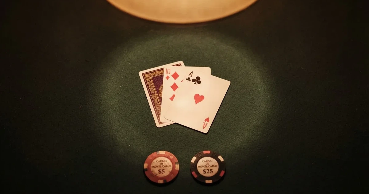 Mesa de jogo iluminada com cartas, vista de cima — jogos de casino grátis pt